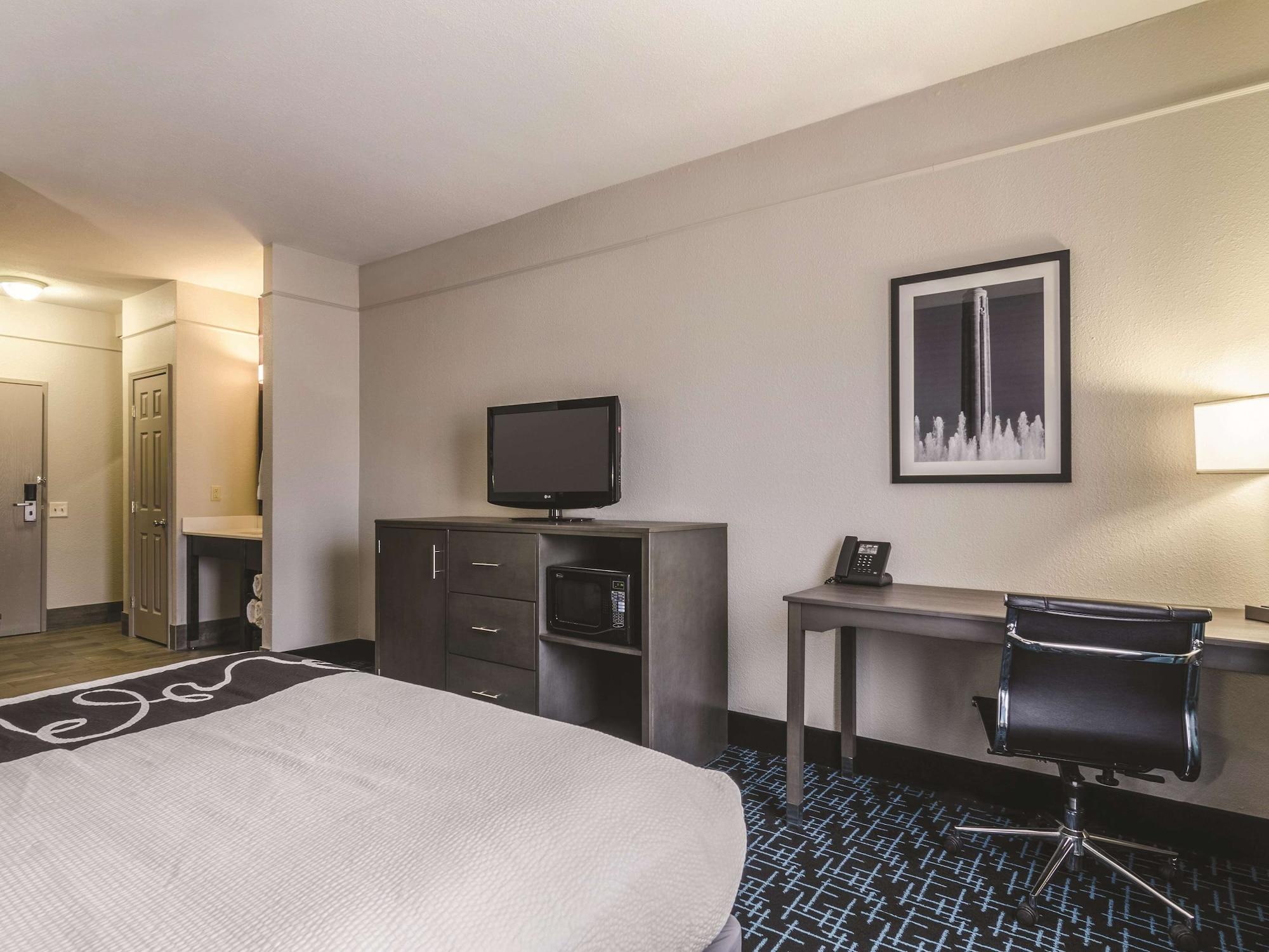 Hotel La Quinta By Wyndham Kansas Airport 3*
