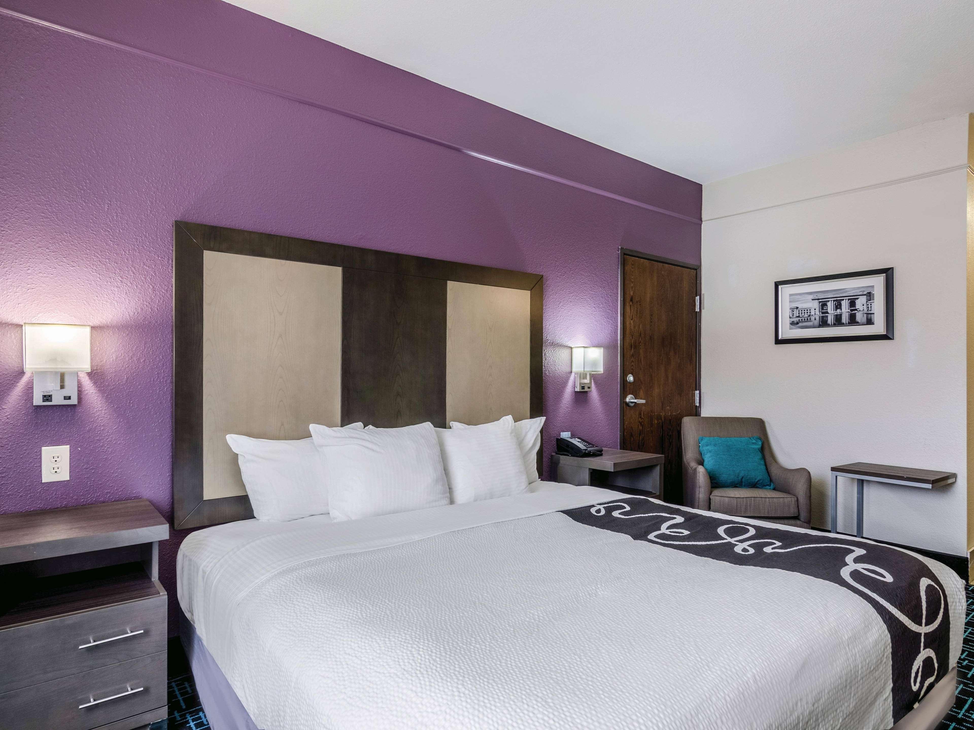La Quinta By Wyndham Kansas Airport Hotel