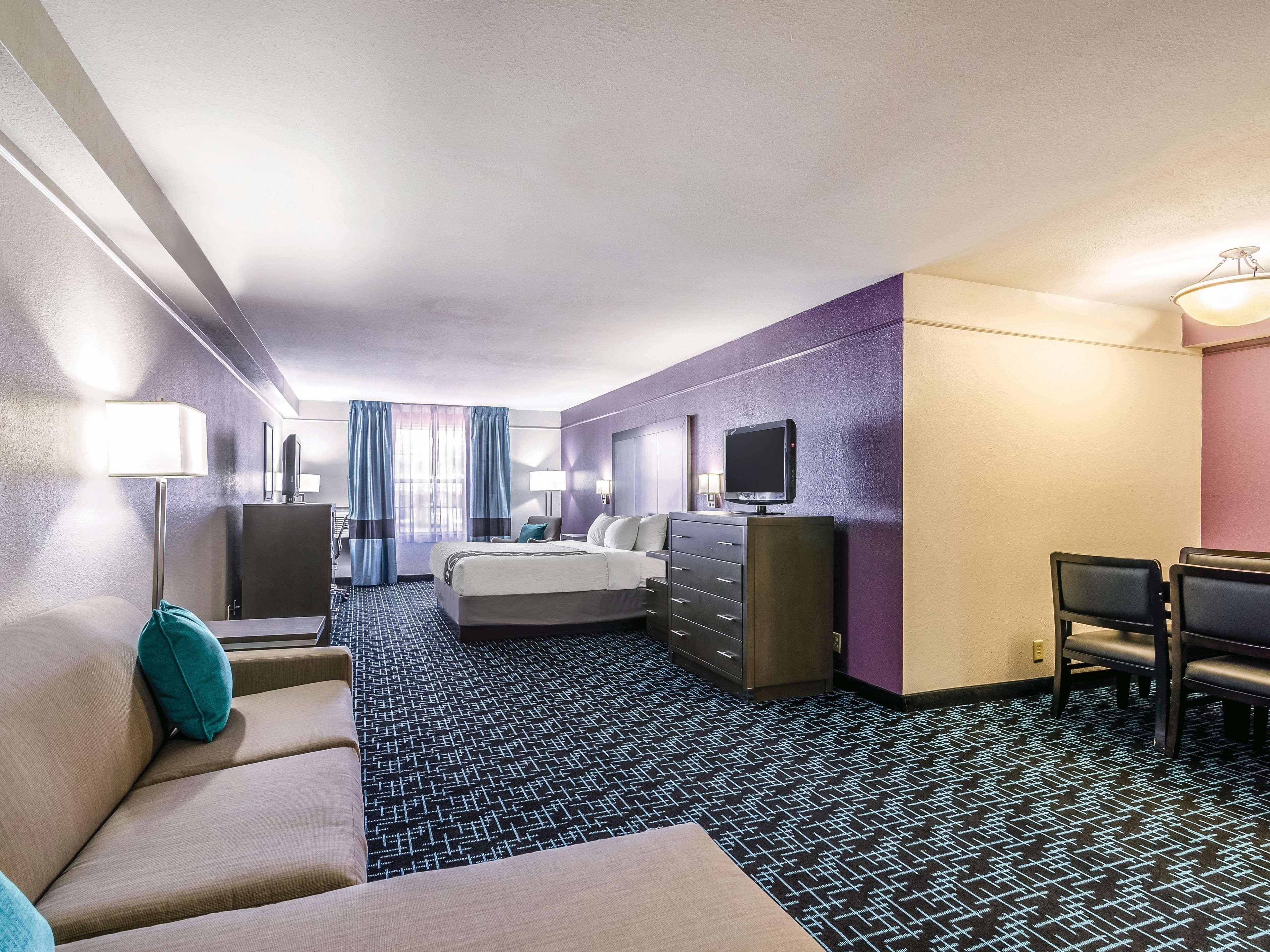 La Quinta By Wyndham Kansas Airport Hotel