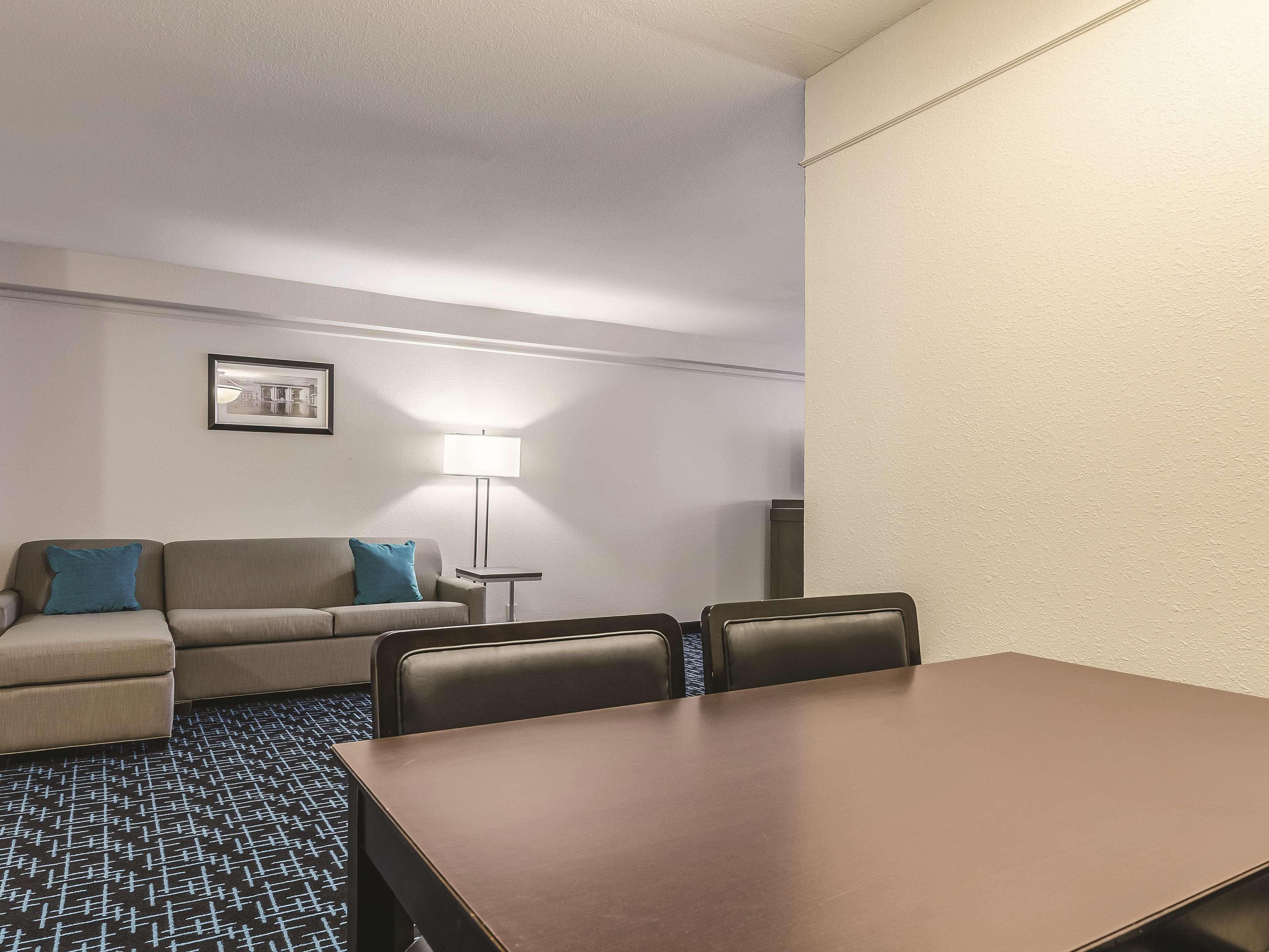 La Quinta By Wyndham Kansas Airport Hotel Kansas City