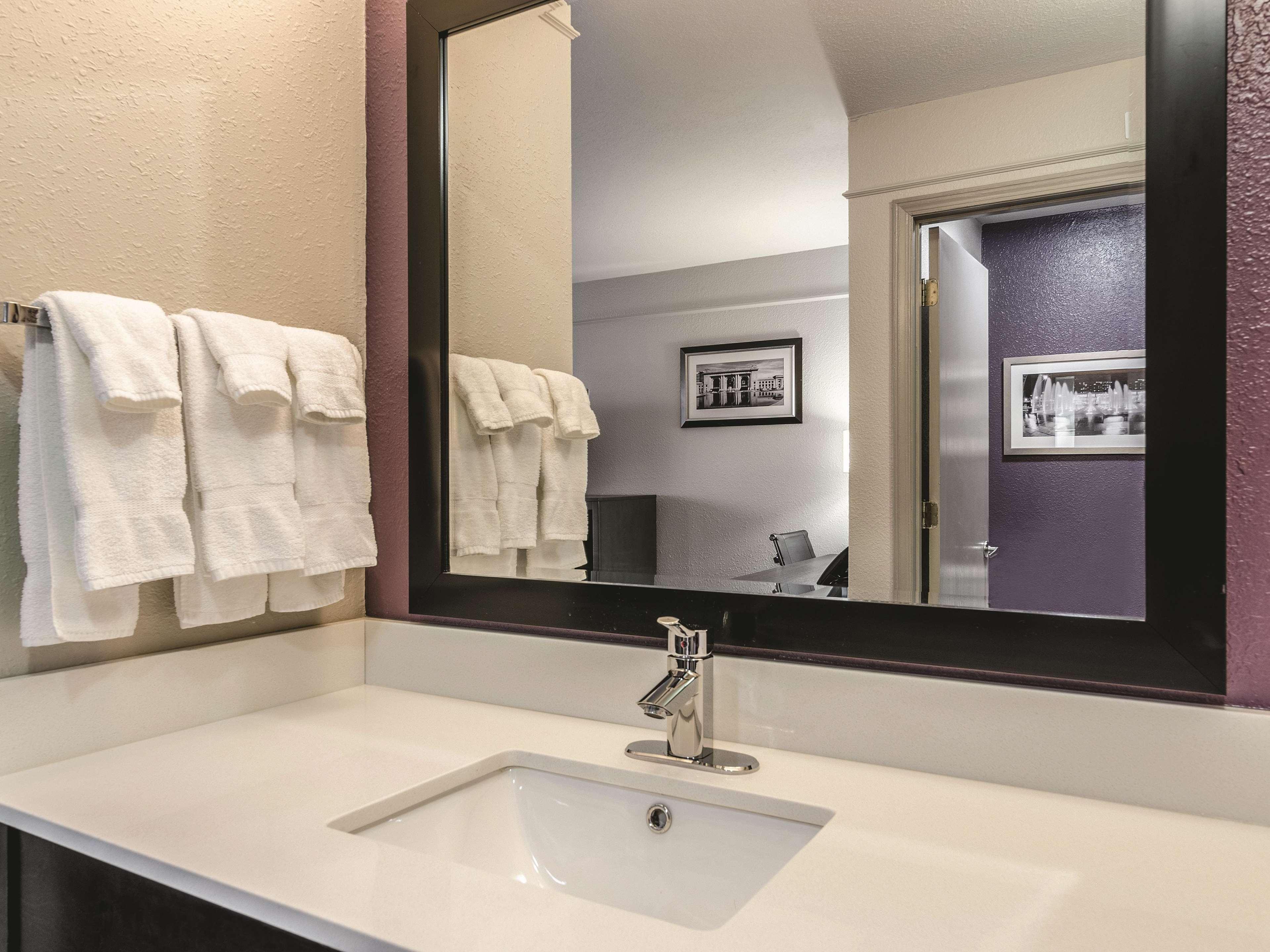 Hotel La Quinta By Wyndham Kansas Airport Kansas City