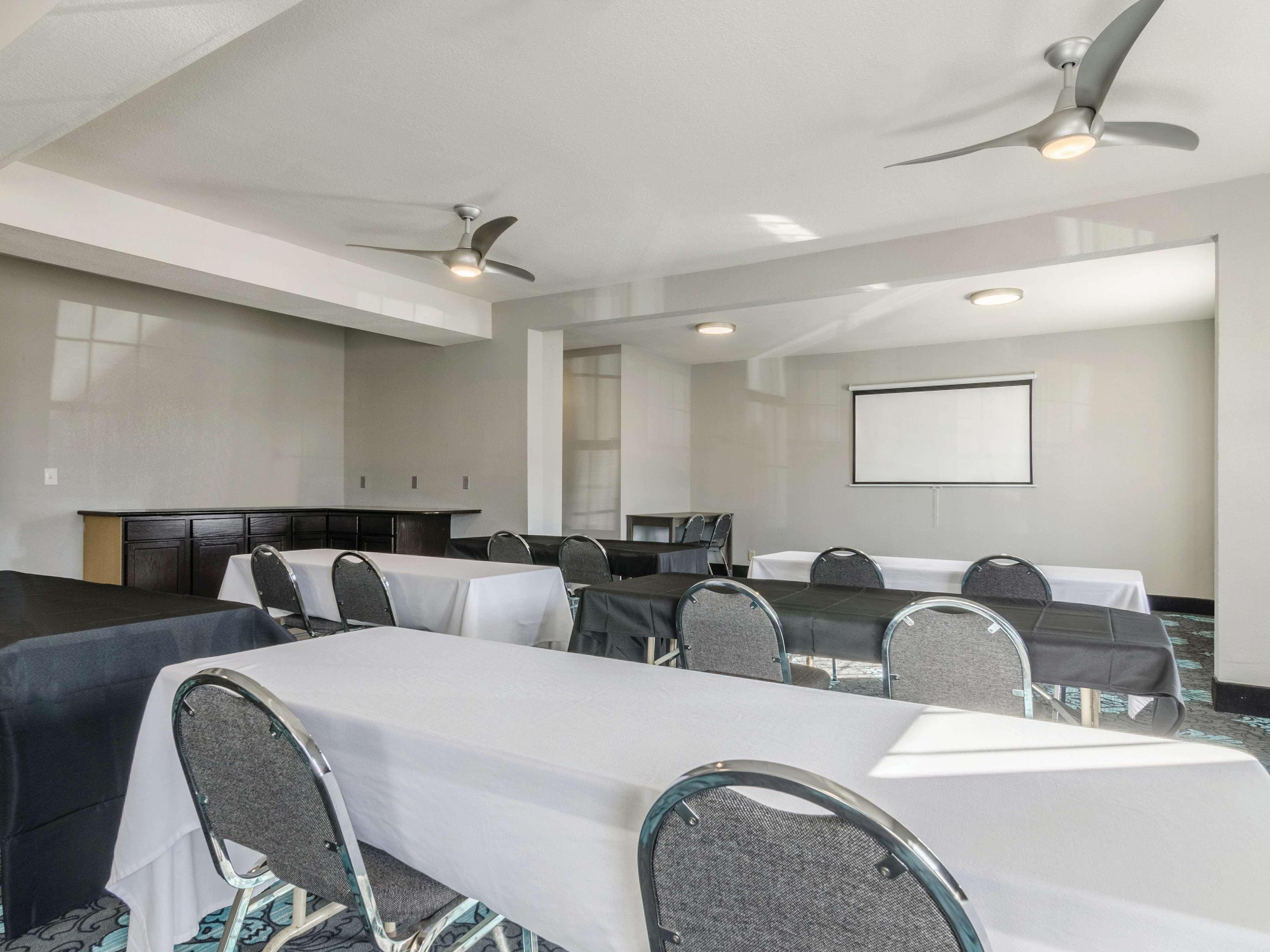 Hotel La Quinta By Wyndham Kansas Airport 3*