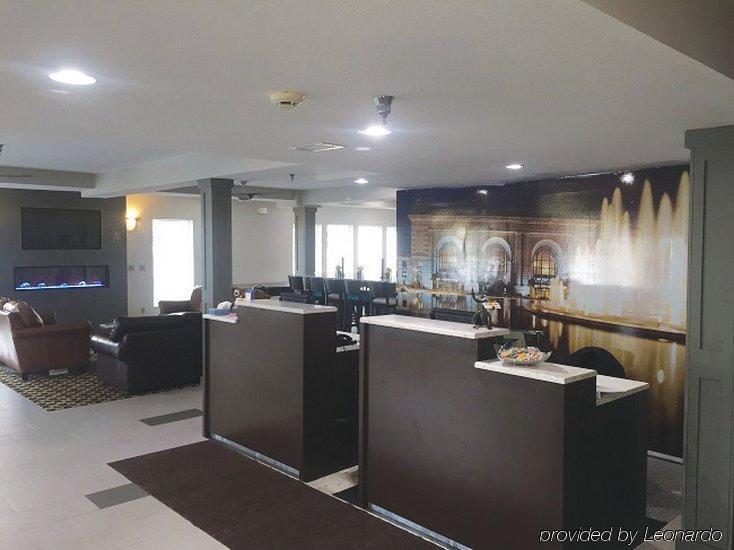 La Quinta By Wyndham Kansas Airport Hotel